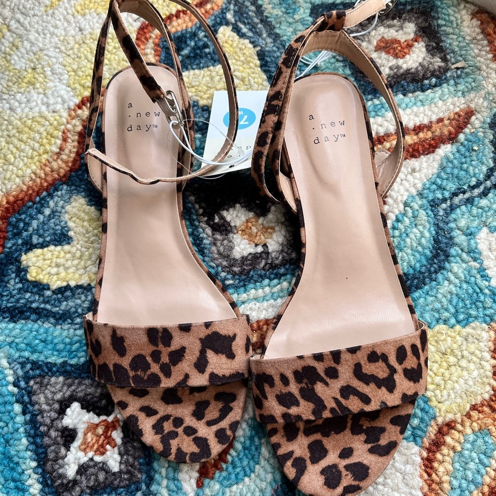 Cheetah print sandals, WIDE size.